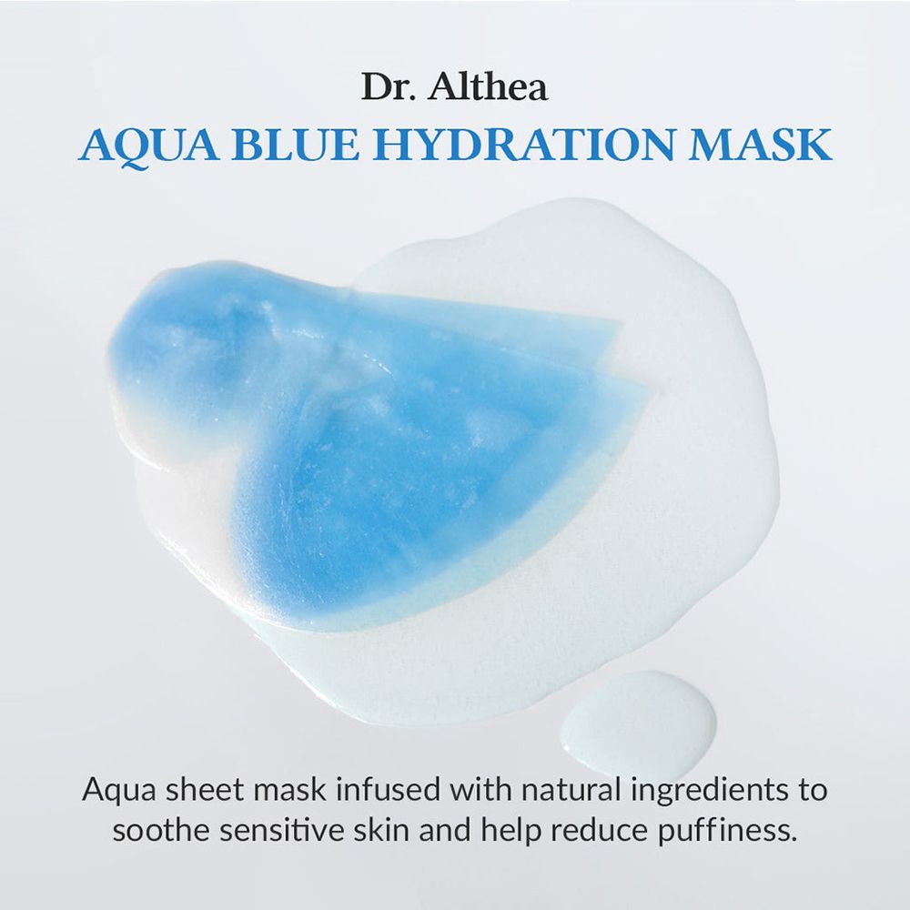 Maschera in tessuto blu con gocce di siero su sfondo bianco.