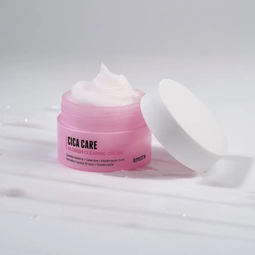 Vasetto rosa con coperchio bianco e crema. Scritta: Cica Care Blemish Clearing Cream. Rovectin.