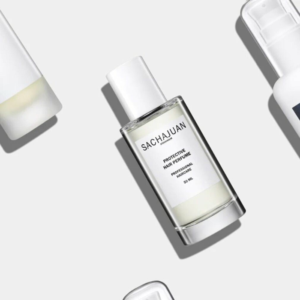Diversi flaconi in vetro con tappi bianchi. Etichette con "SACHAJUAN", "PROTECTIVE HAIR PERFUME", "PROFESSIONAL HAIRCARE" e "50 ML".