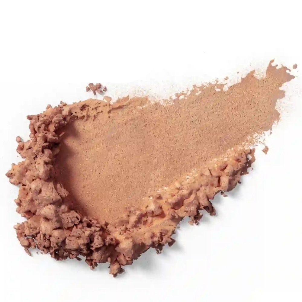 Campione di ombretto marrone chiaro su sfondo bianco. La texture è polverosa e leggermente irregolare.