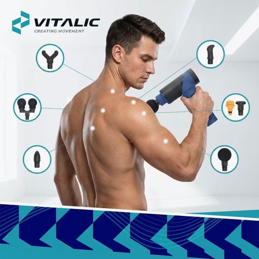 Pistola massaggiante con accessori. Uomo che dimostra l'uso. Logo VITALIC in alto a sinistra. Diverse testine attorno all'uomo.