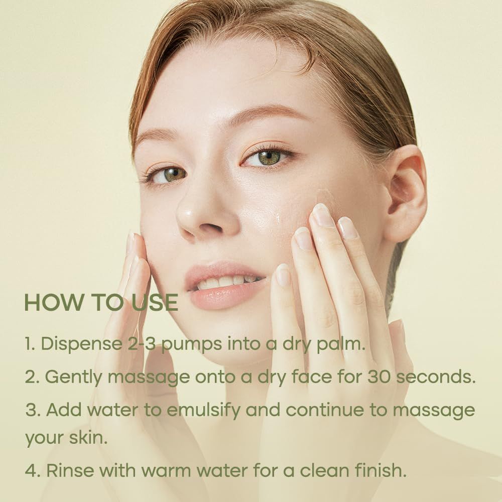 Donna applica olio detergente. Testo: HOW TO USE. 4 passaggi: 2-3 erogazioni, massaggiare delicatamente, emulsionare, risciacquare con acqua tiepida.