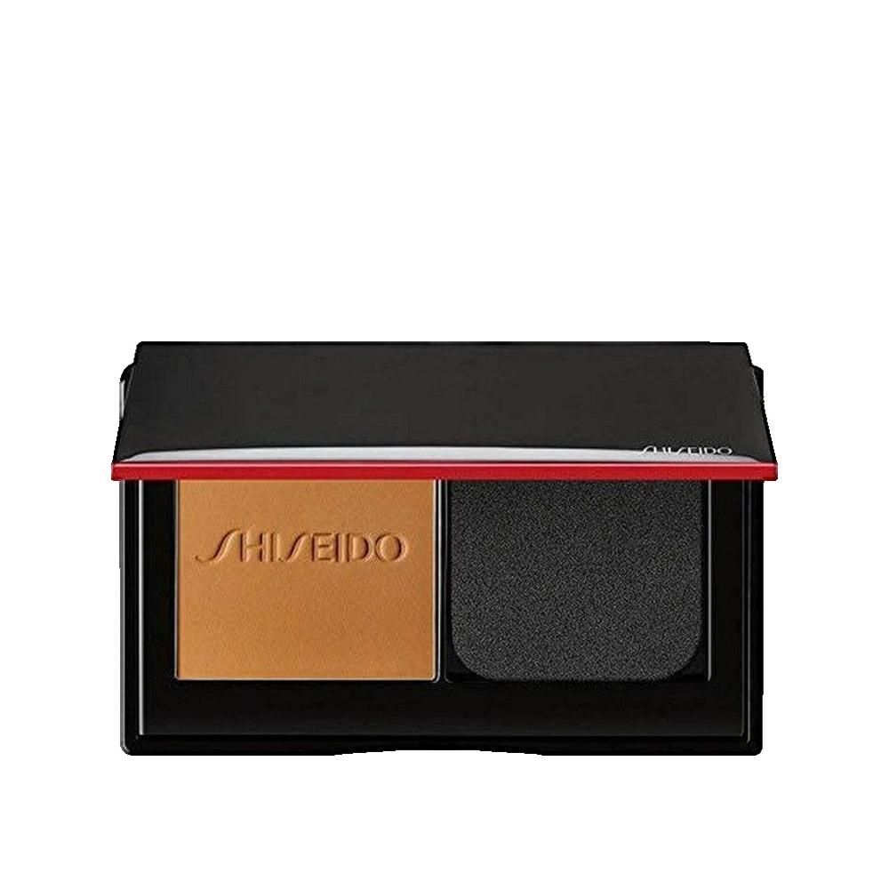 Cipria compatta con spugna. Custodia nera con dettaglio rosso. Marchio Shiseido visibile.