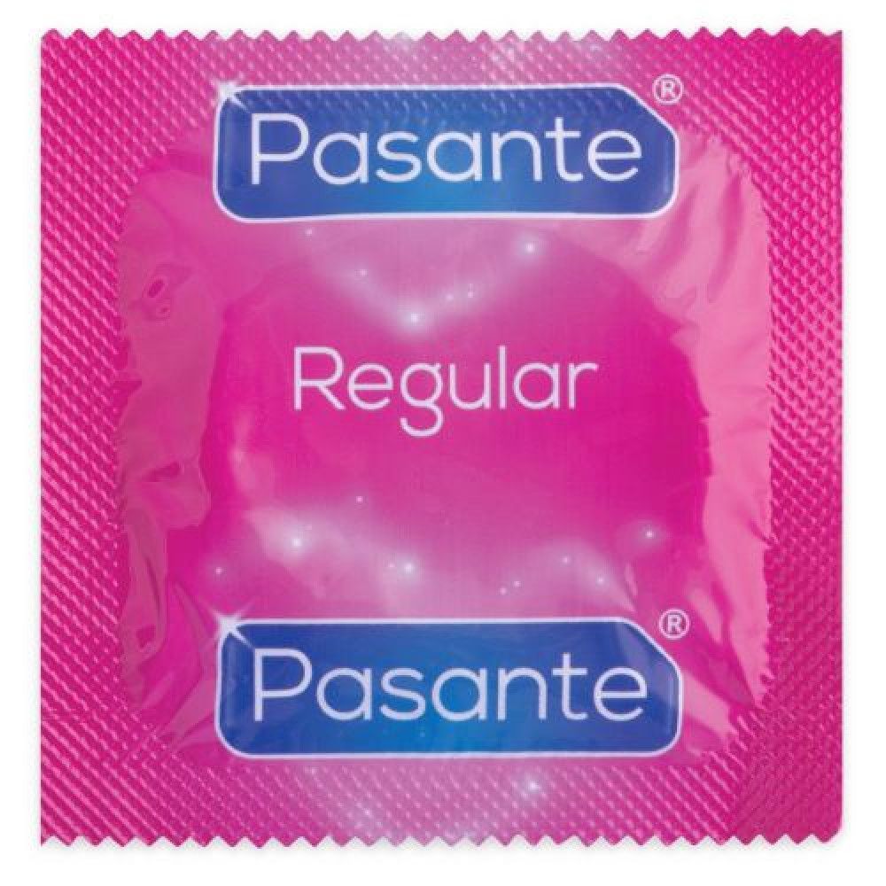 Preservativo singolo Pasante Regular in confezione rosa. Logo blu.