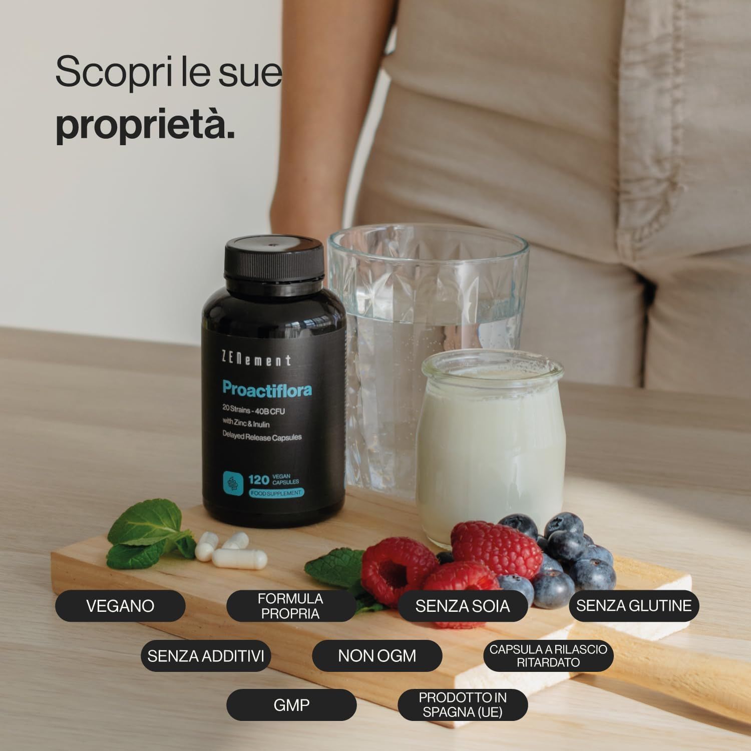 Capsule Zenement Proactiflora, 120 capsule. Su un tagliere con ingredienti e bevande.