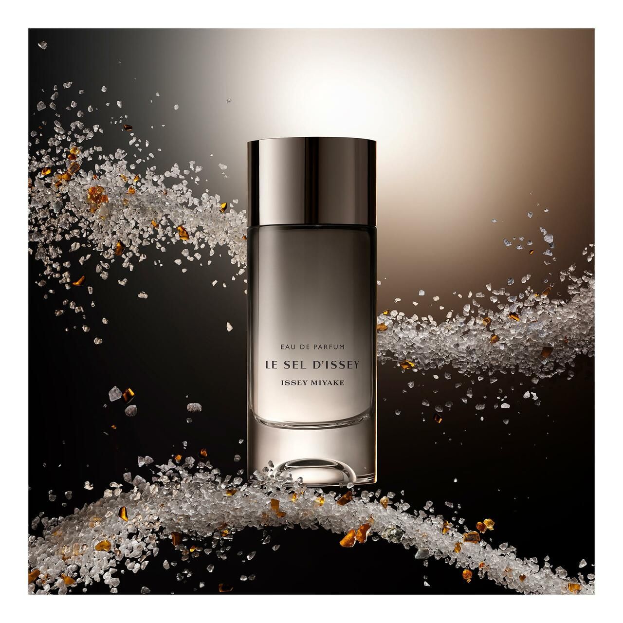 Flacone di profumo circondato da sale. Scritta: Eau de Parfum, Le Sel d'Issey, Issey Miyake.