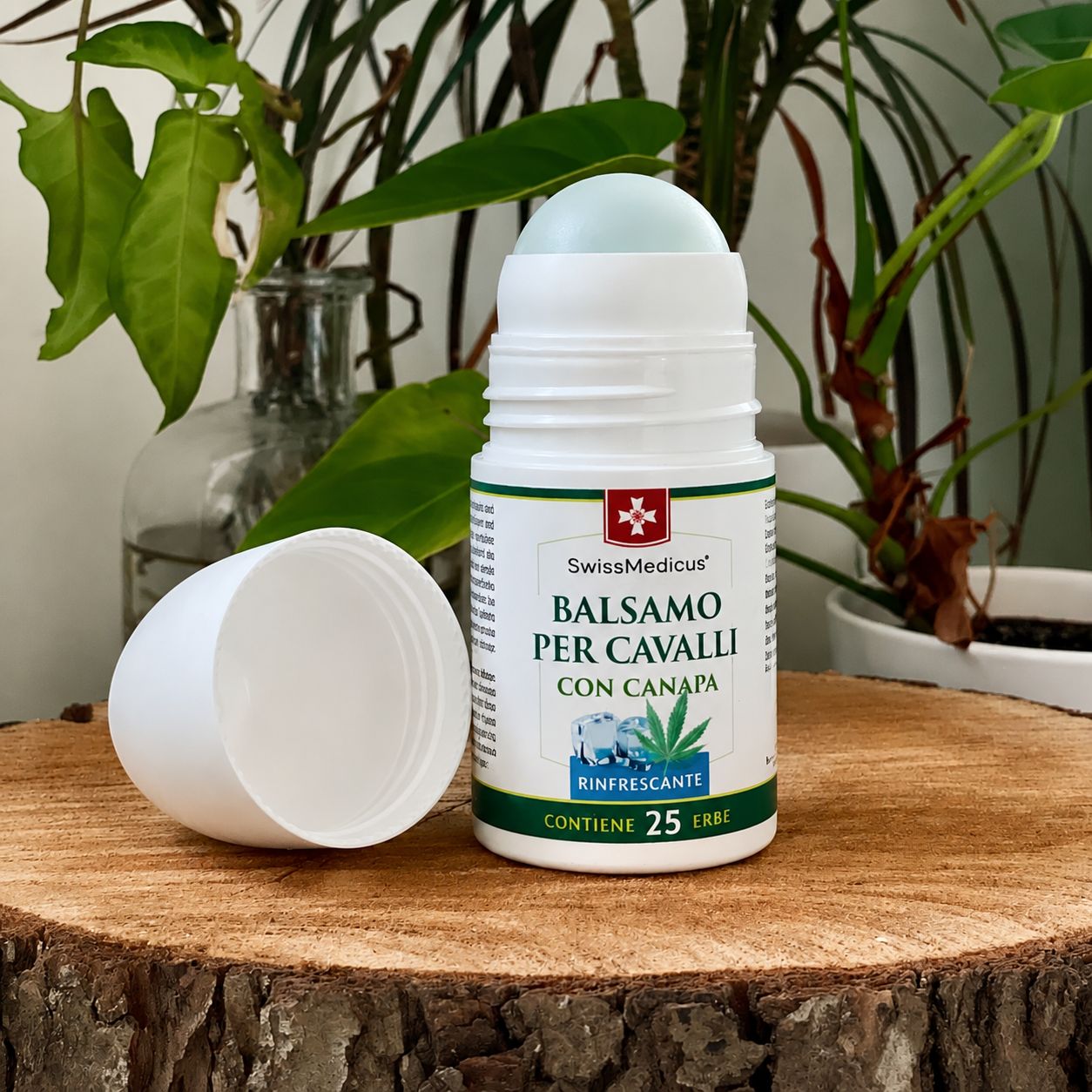 Roll-on bianco con etichetta verde. Testo: Balsamo per Cavalli con Canapa, rinfrescante, contiene 25 erbe. Tappo accanto.