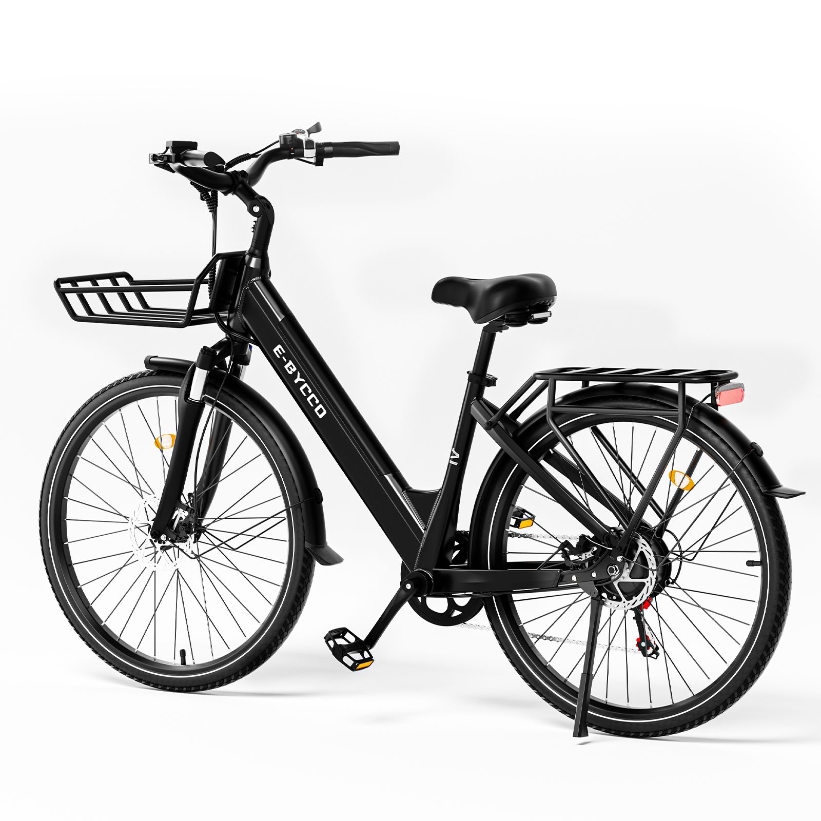 E-bike nera con portapacchi e cestino. Marchio E-BYCCO.