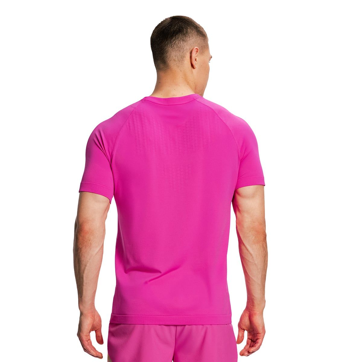 Vista posteriore di una maglietta da corsa da uomo viola con maniche raglan.