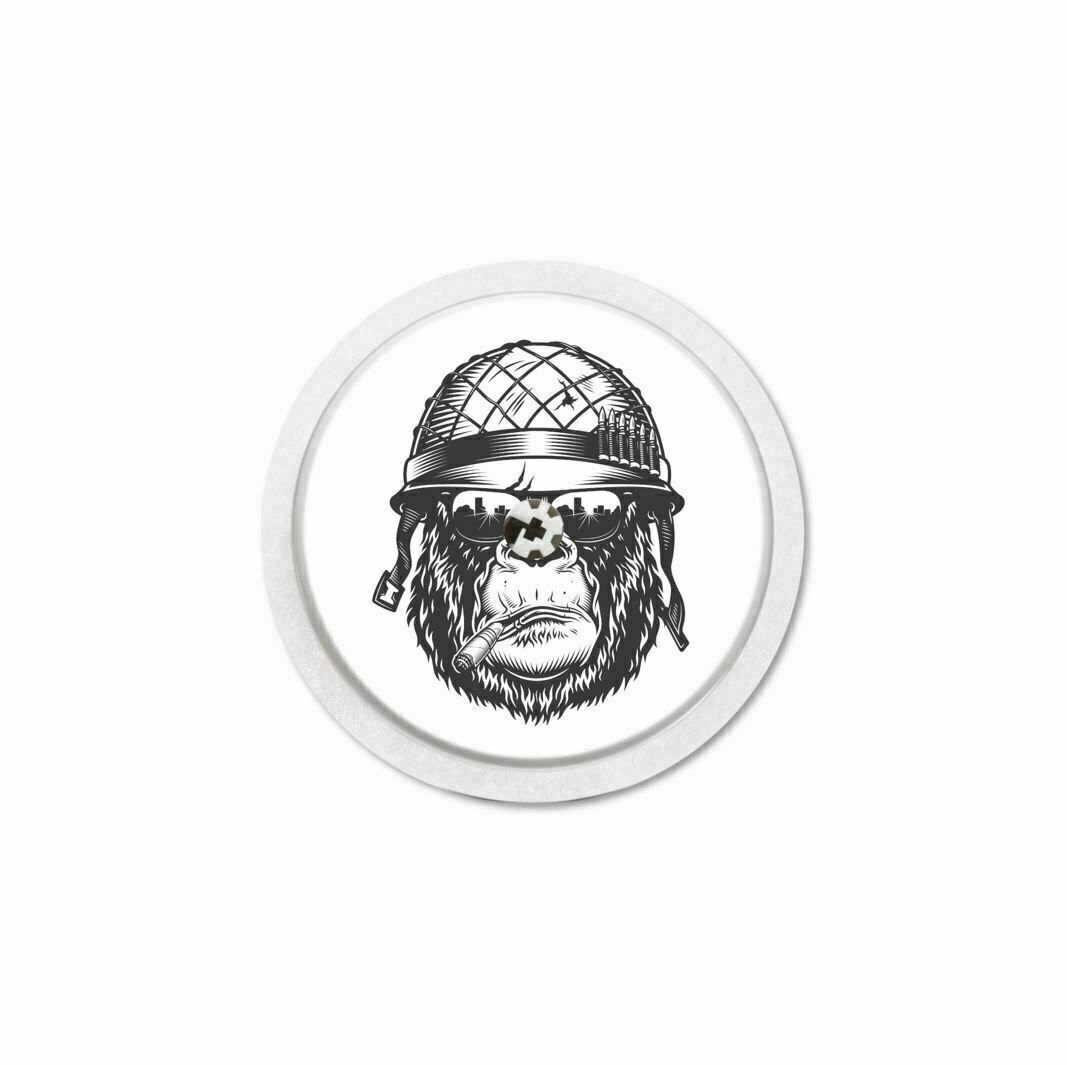 Adesivo rotondo con la testa di un gorilla con un elmetto. Design in bianco e nero. Il gorilla fuma un sigaro.