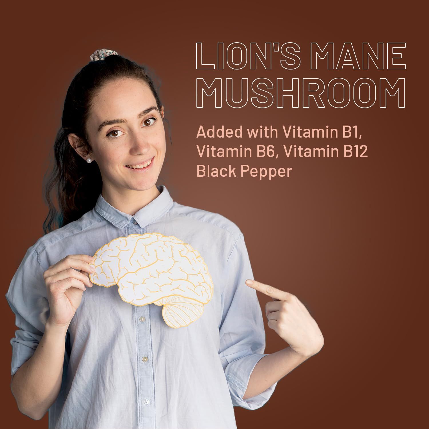 Una donna tiene in mano un modello di cervello. Testo: Lion's Mane Mushroom, vitamina B1, B6, B12, pepe nero.