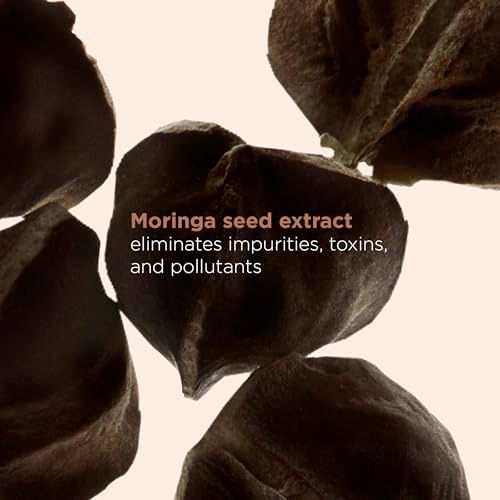 Primo piano di semi marroni. Testo: L'estratto di semi di Moringa elimina impurità, tossine e inquinanti.