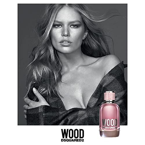 Flacone Dsquared2 Wood Eau de Toilette accanto al ritratto di una donna, con scritta argentata "WOOD".