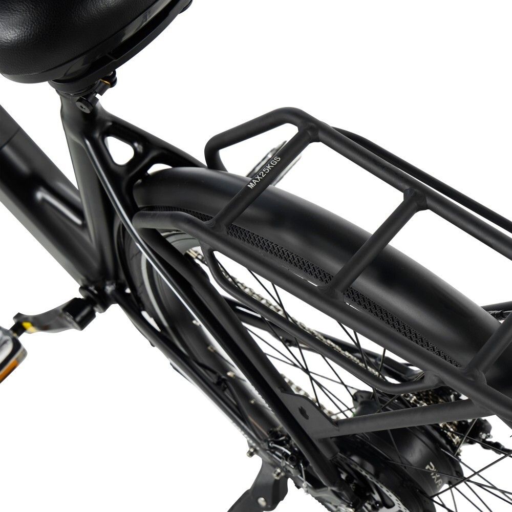 Vista posteriore della bicicletta elettrica nera con portapacchi e parafango.