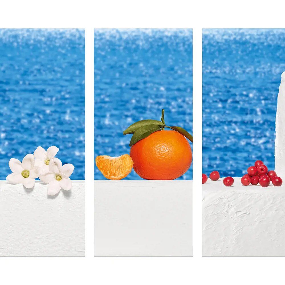 Trittico con fiori bianchi, fetta d'arancia, arancia intera e bacche rosse su sfondo blu.