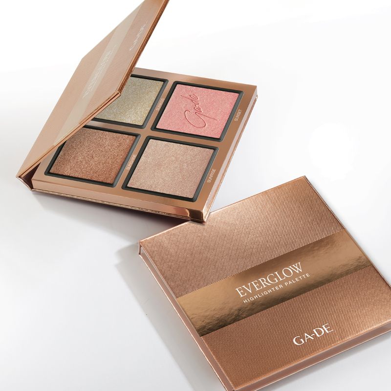 Palette illuminante Ga-De Everglow. Palette aperta e confezione separata. Quattro tonalità di illuminante in cialde quadrate. Marchio sulla confezione.