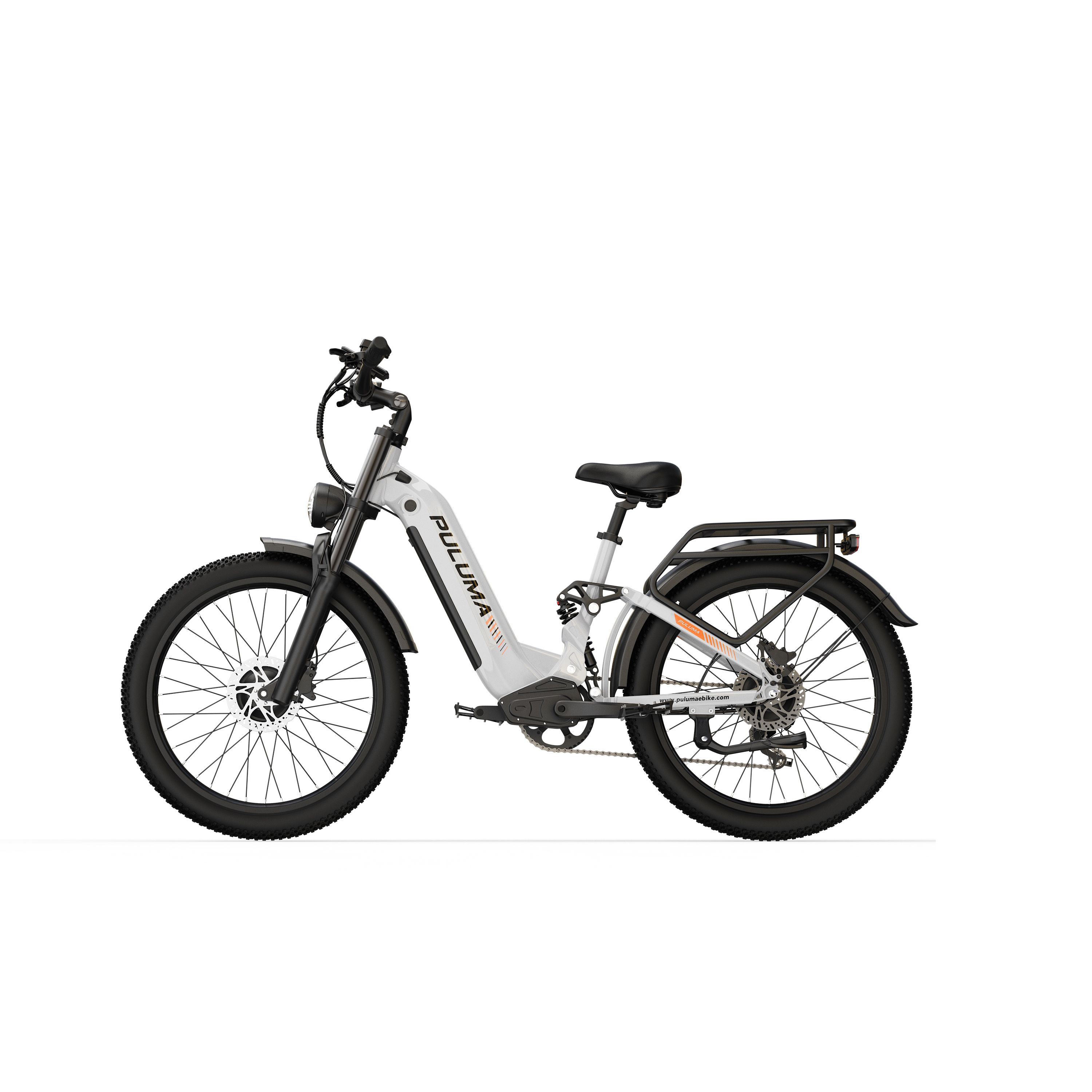 E-bike bianco e nero. Marchio PULUMA. Portapacchi, pneumatici larghi, sospensioni. Vista laterale.
