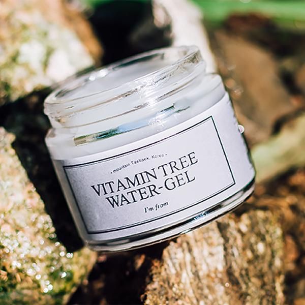 Vasetto di gel bianco, etichetta con testo. Su pietre.