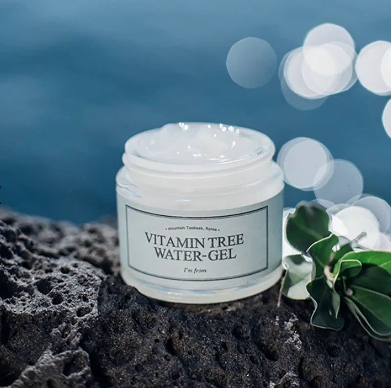 Vasetto di gel bianco. Su sfondo blu.