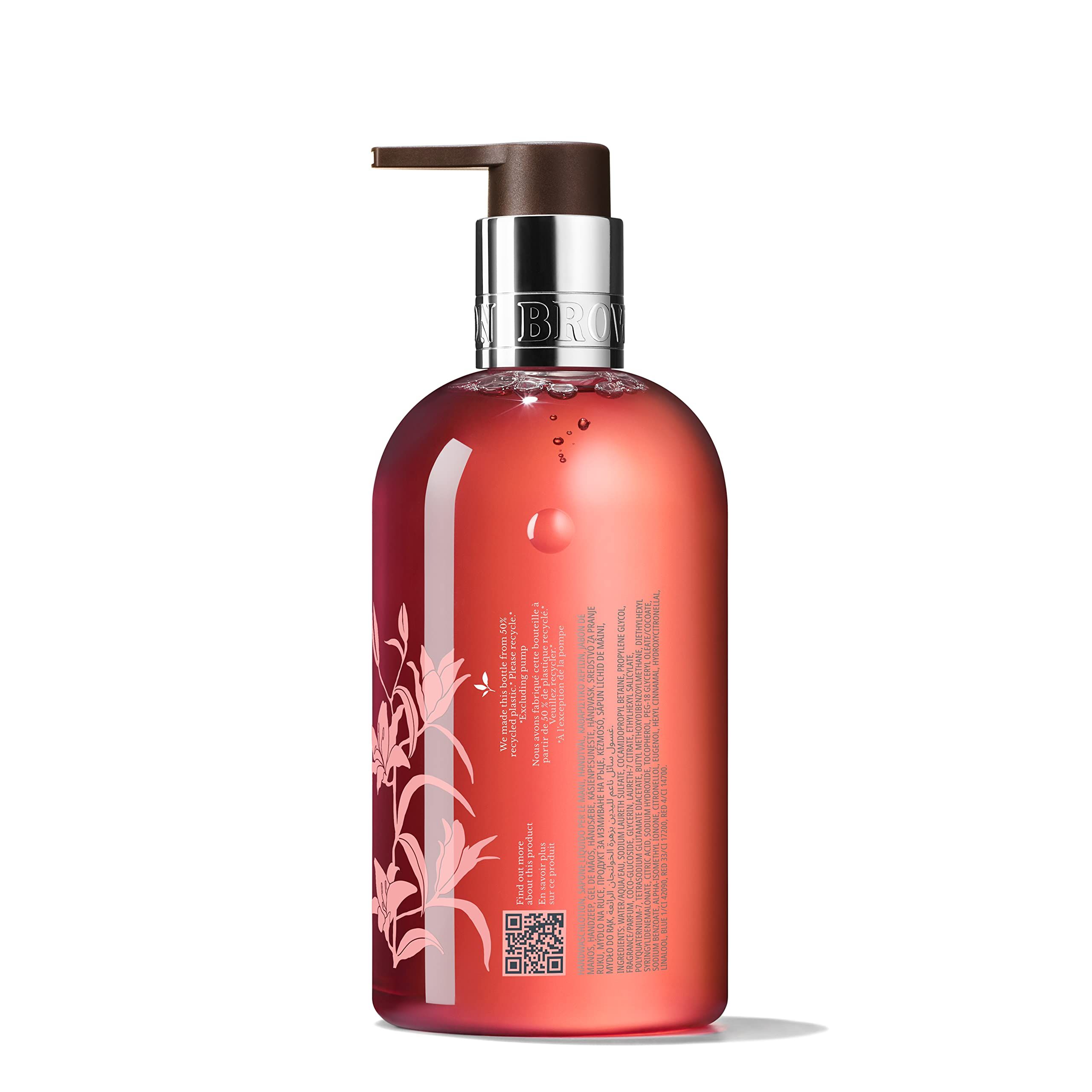 Retro di sapone liquido rosso con dosatore. Testo: Molton Brown, Heavenly Gingerlily. Codice QR e testo.