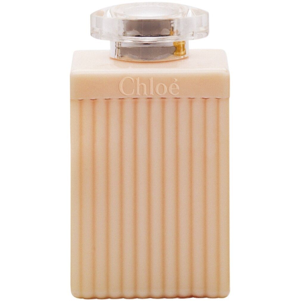 Flacone di gel doccia beige con superficie scanalata, tappo argentato e scritta Chloé.
