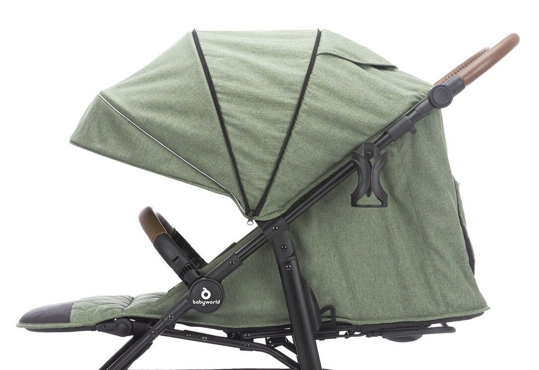 Passeggino verde con manici marroni e cappottina. Telaio nero. Logo Babyworld.