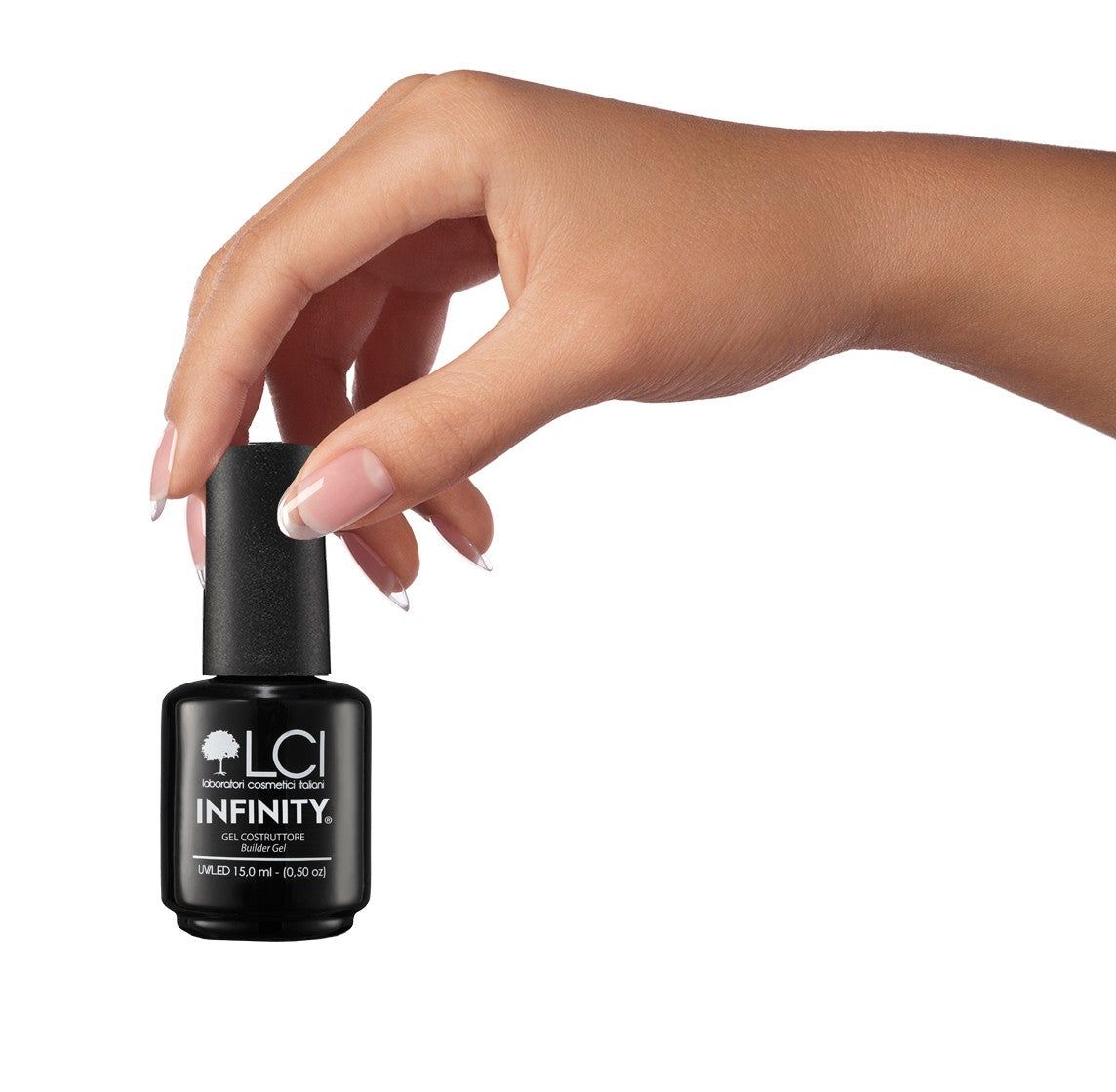 Mano che tiene un flacone di gel costruttore LCI Cosmetics Infinity. Flacone nero con logo bianco e nome del prodotto.