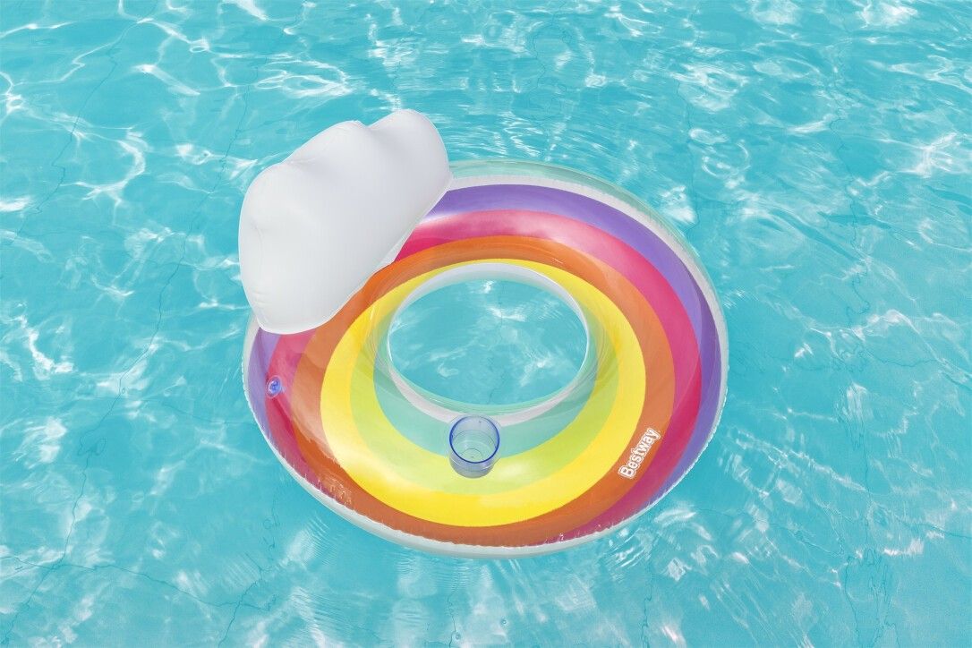 Galleggiante gonfiabile arcobaleno con nuvola bianca che galleggia in acqua blu. Marchio Bestway.