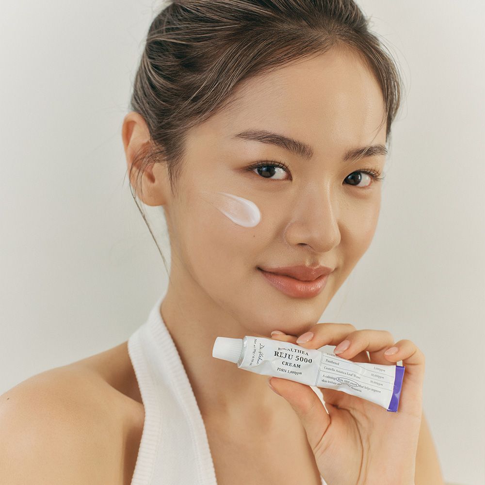 Una donna applica la crema Dr.Althea PDRN Reju 5000 sul viso.