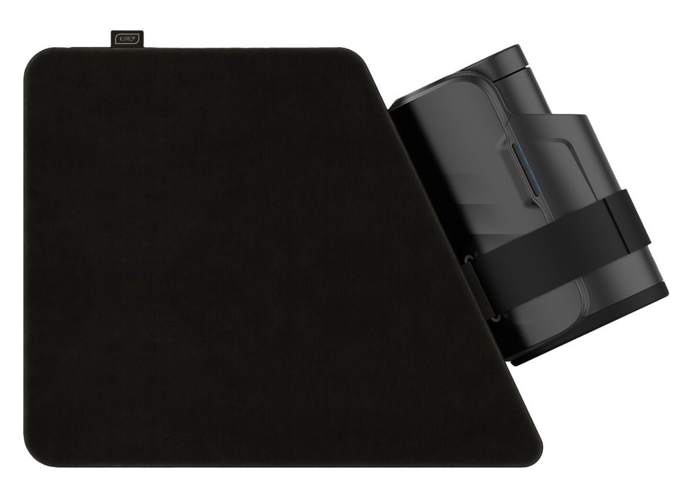 Dispositivo Keon nero con cuscino nero. Fissato con cinturino. Connettore USB in alto.