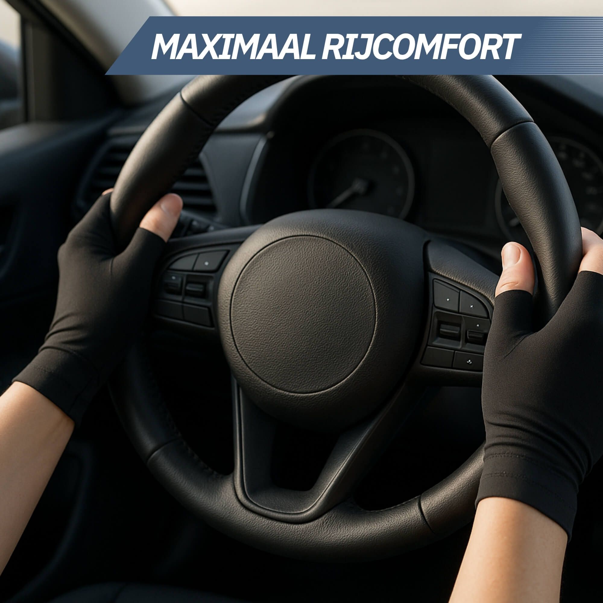 Mani sul volante di un'auto, indossano guanti neri compressivi senza dita. "Massimo comfort di guida" è evidenziato.