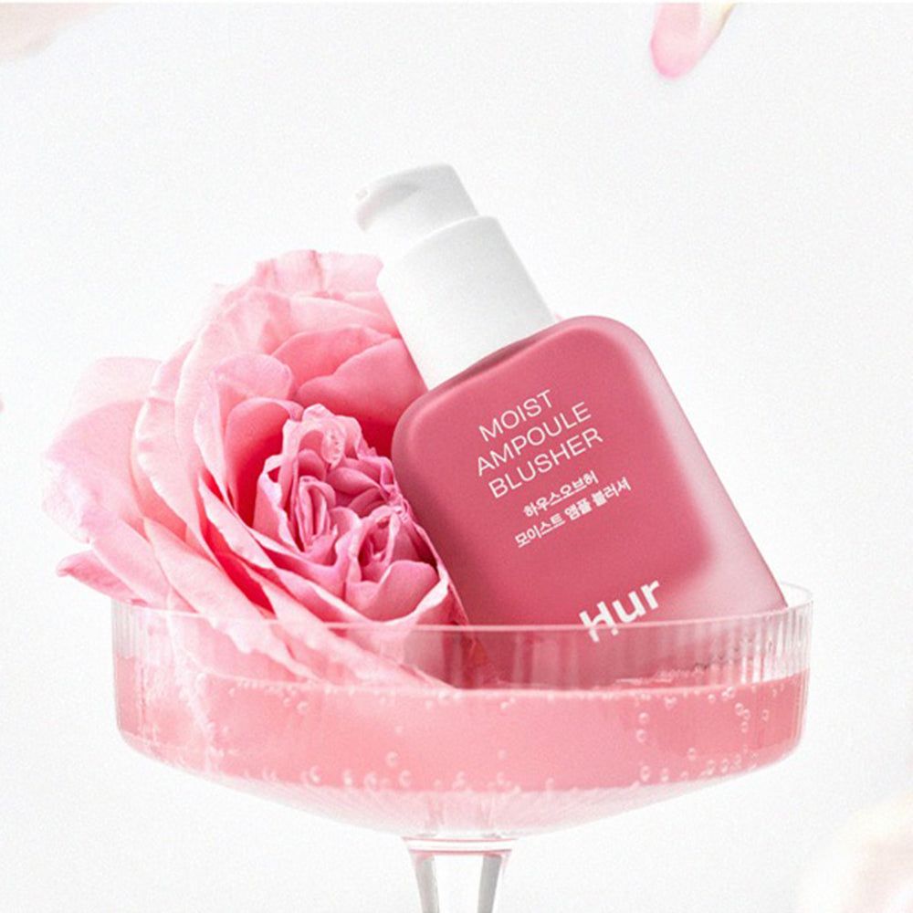 Flacone rosa con erogatore a pompa, etichettato 'MOIST AMPOULE BLUSHER'. Marca 'Hur'.