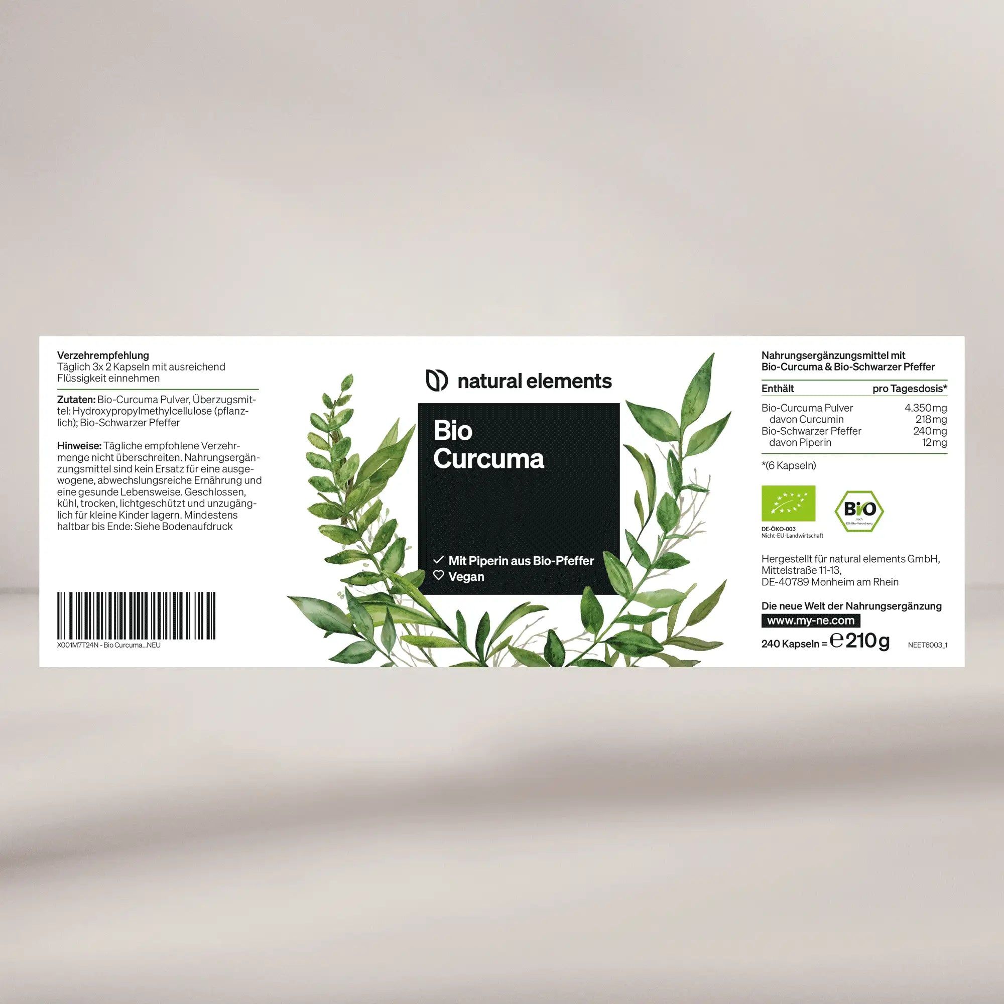 Etichetta con informazioni sul prodotto. Scritta: Bio Curcuma. Con piperina da pepe nero bio. Vegano. 240 capsule.