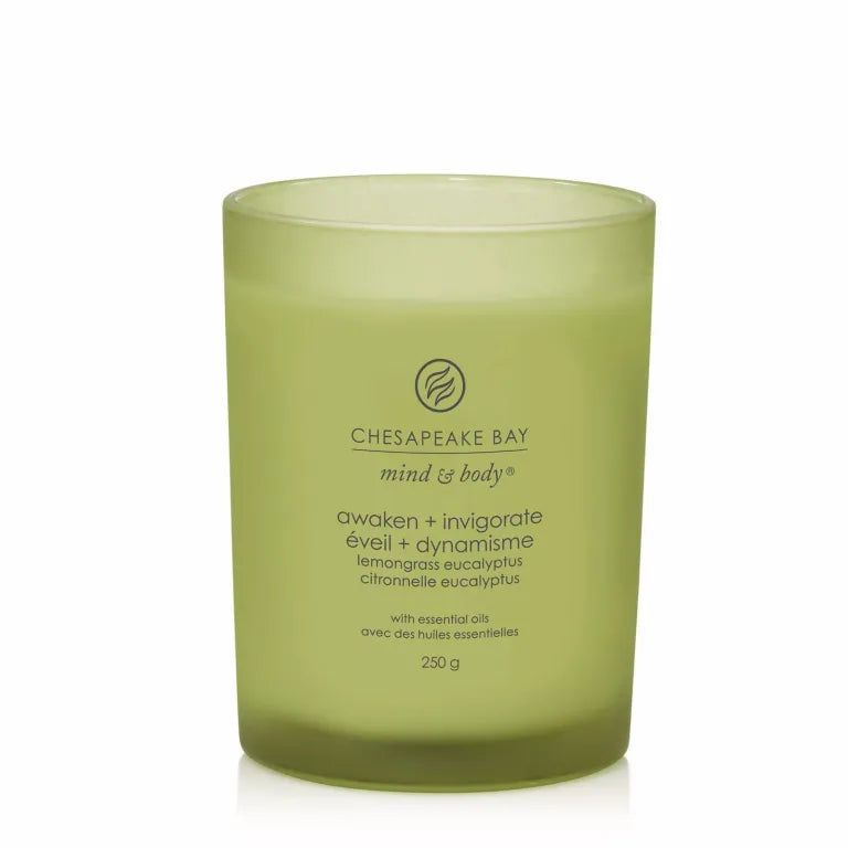 Candela verde in contenitore di vetro. Scritta: Chesapeake Bay mind & body, awaken + invigorate, con oli essenziali, 250 g.