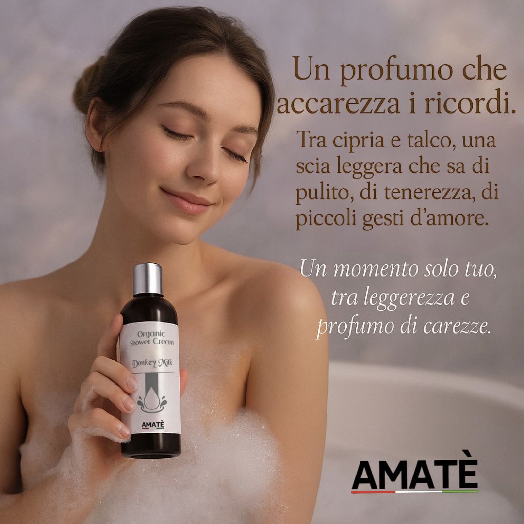 Donna in vasca da bagno tiene flacone. Scritta: Organic Shower Cream Donkey Milk. Marchio: Amatè. Testo in italiano.