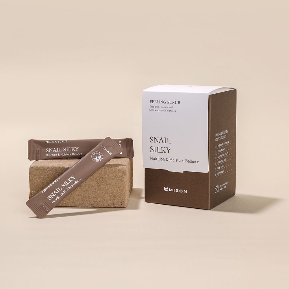 Confezione marrone con bustine e scatola. Scritta: Snail Silky, MIZON. Bustine su un blocco.