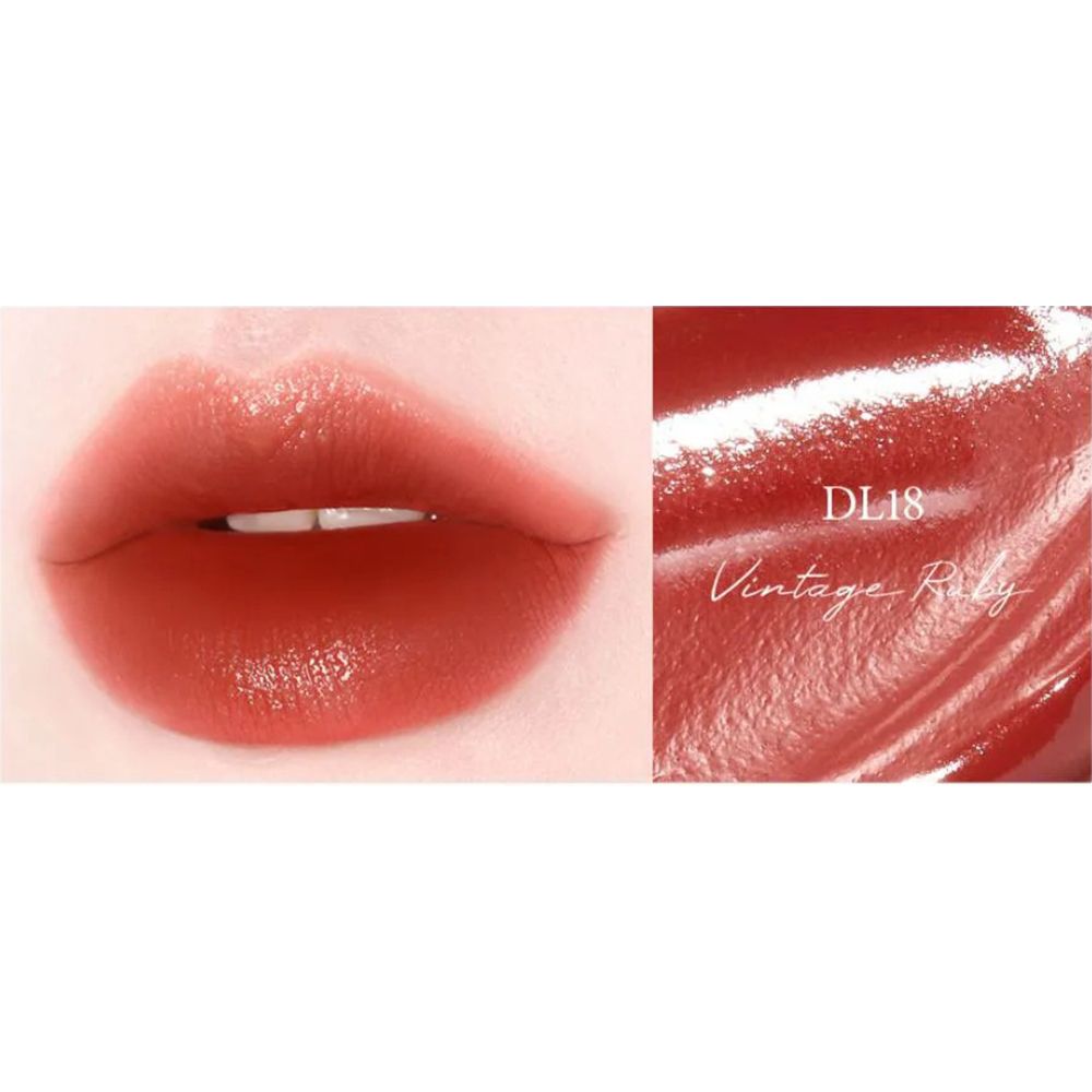 Primo piano di labbra con lucidalabbra. A destra, un dettaglio del lucidalabbra con la scritta DL18 Vintage Ruby.
