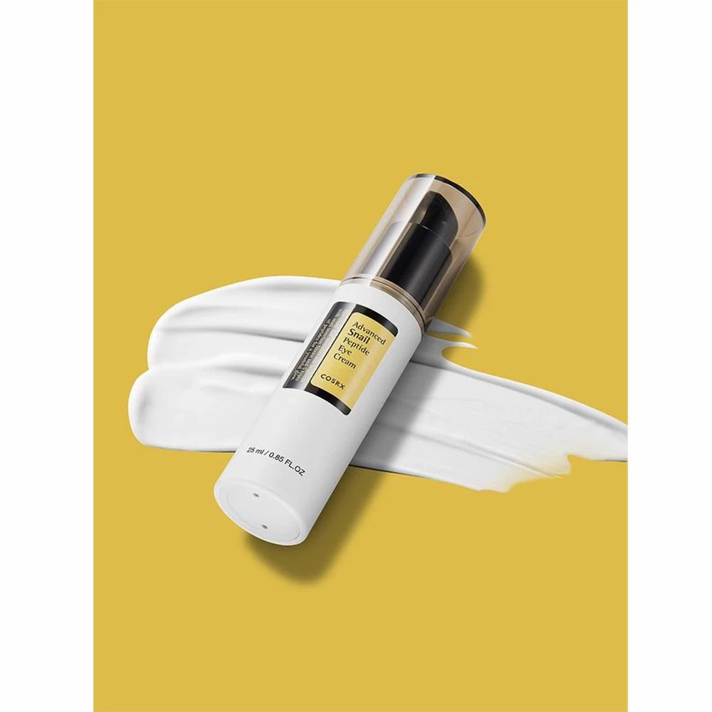 Flacone su sfondo giallo con crema spalmata. Erogatore nero. Nome del prodotto e marchio visibili.