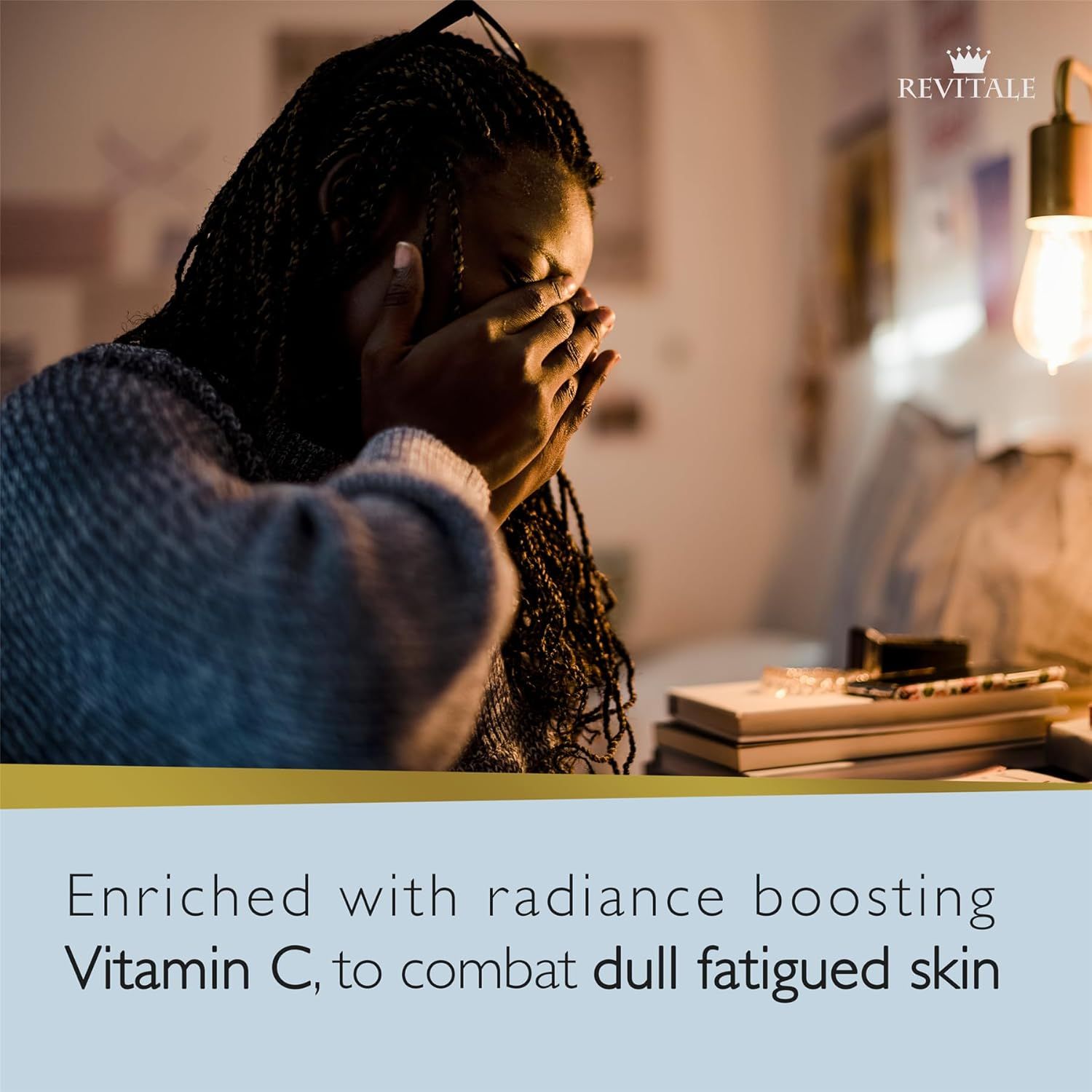 Donna con le mani sul viso. Logo Revitale in alto a destra. Testo: Vitamina C per combattere la pelle stanca.