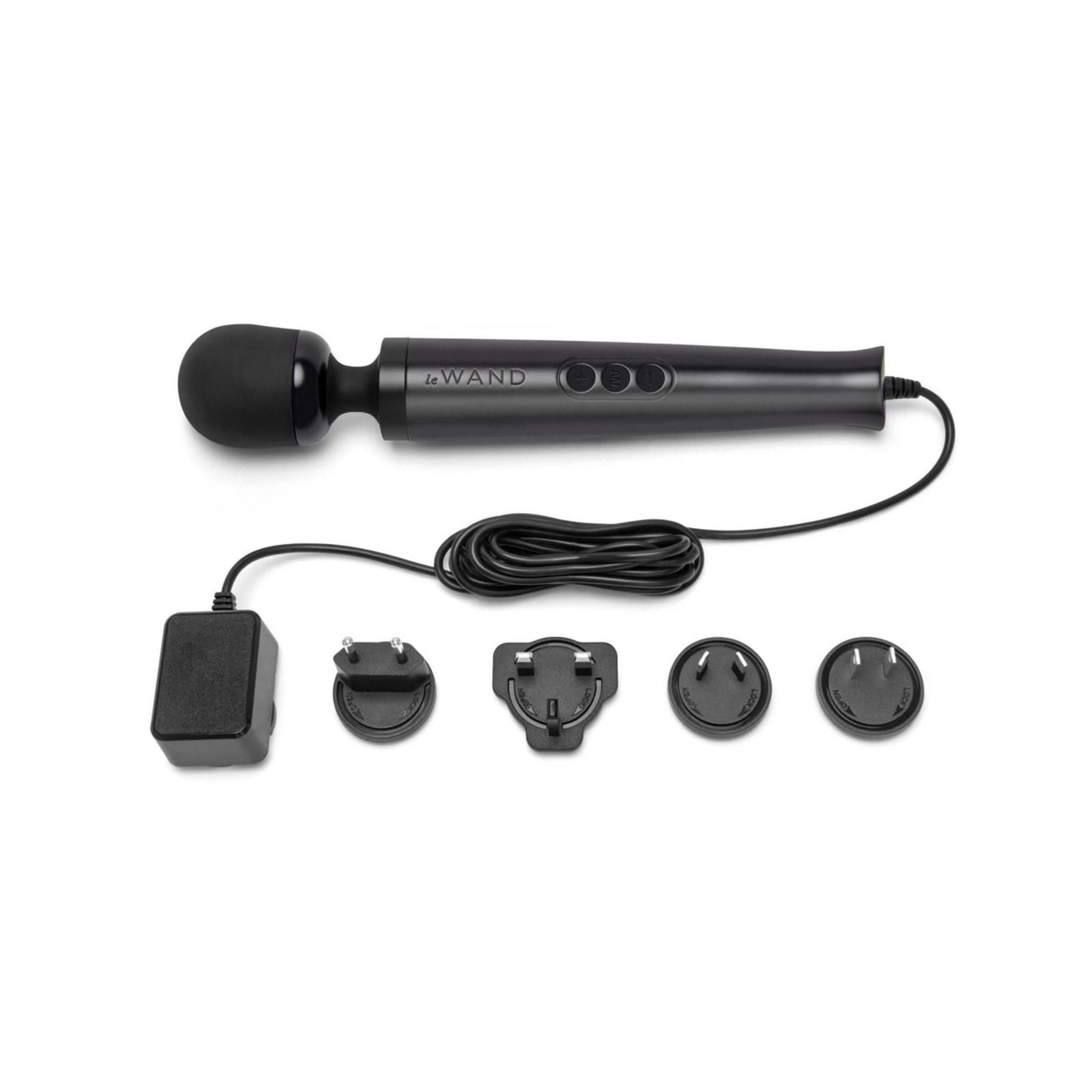 Massaggiatore nero con alimentatore e diversi adattatori. Marchio Le Wand.