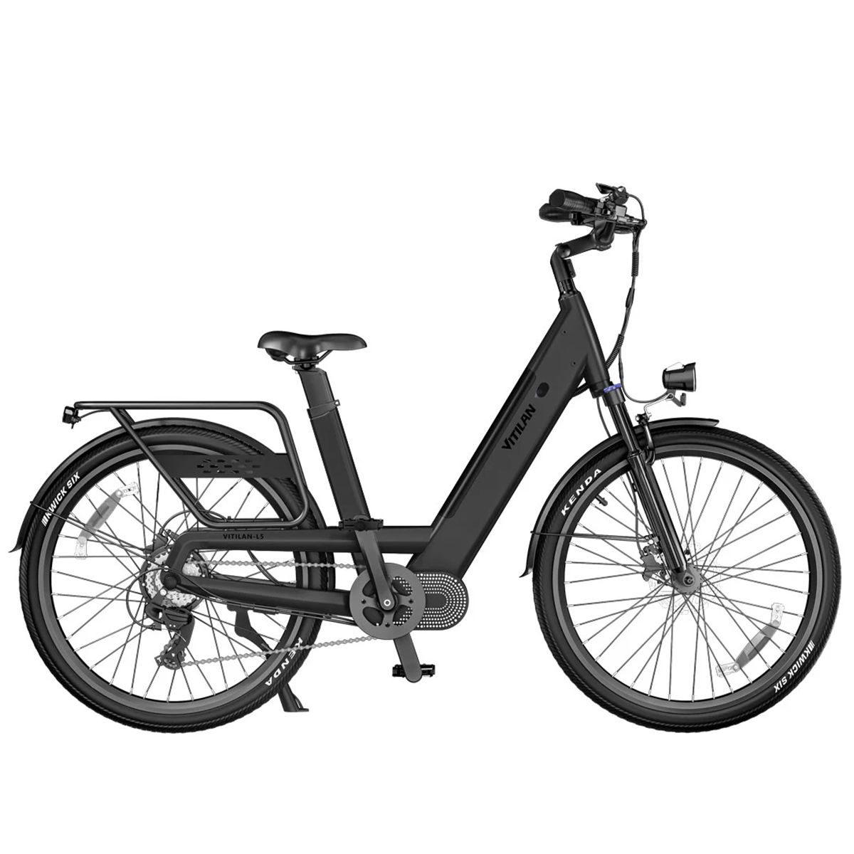E-bike nera, vista laterale. Portapacchi, faro e pneumatici Kenda visibili.