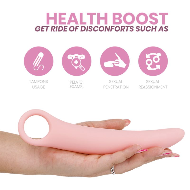 Dilatatore rosa in mano. Anello per presa. Quattro icone: tamponi, esami pelvici, penetrazione, riassegnazione sessuale.