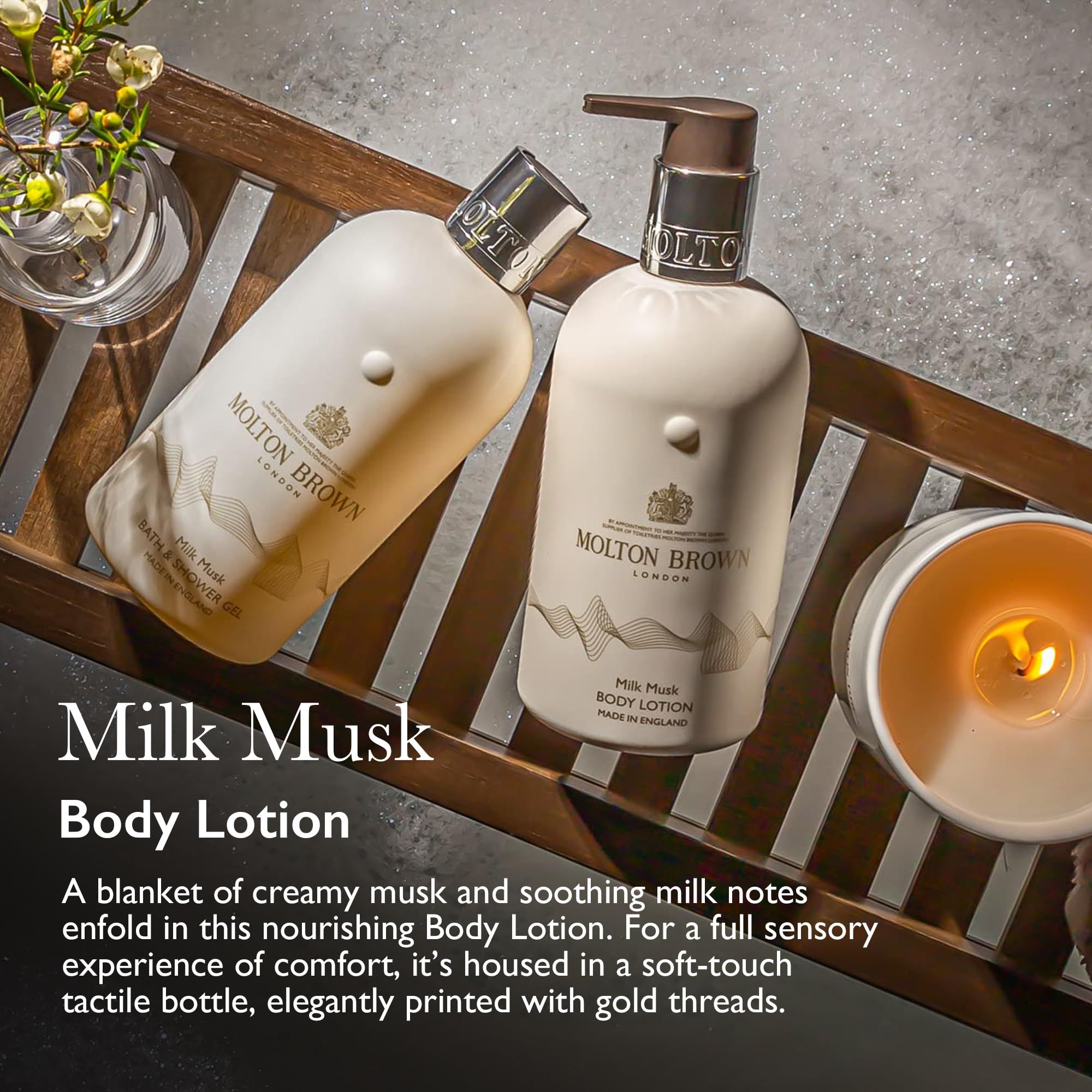 Due flaconi Molton Brown, uno con dispenser, su un vassoio di legno.