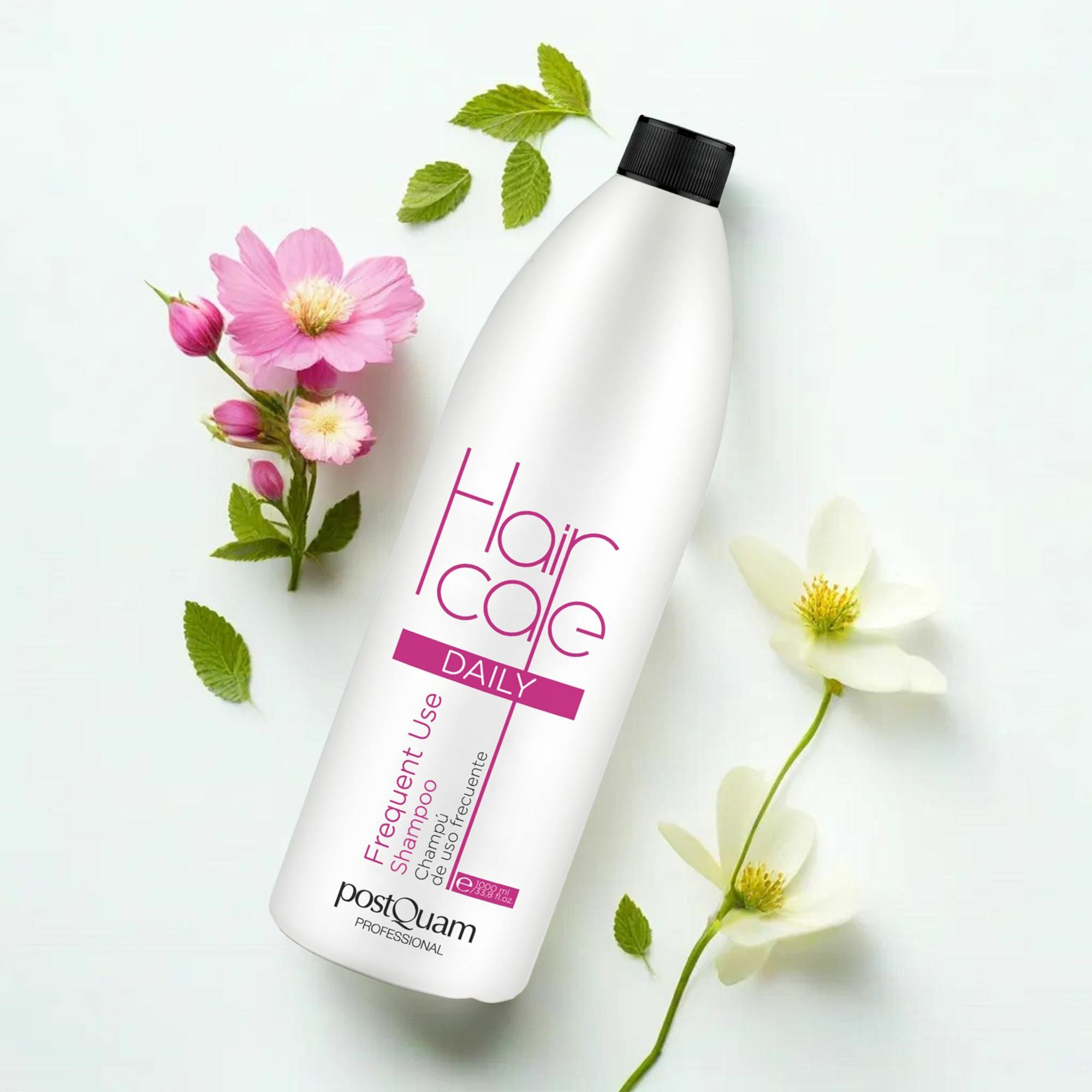 Flacone di shampoo bianco con tappo nero. Scritta 'Hair care DAILY' e 'PostQuam'. Decorazioni floreali.