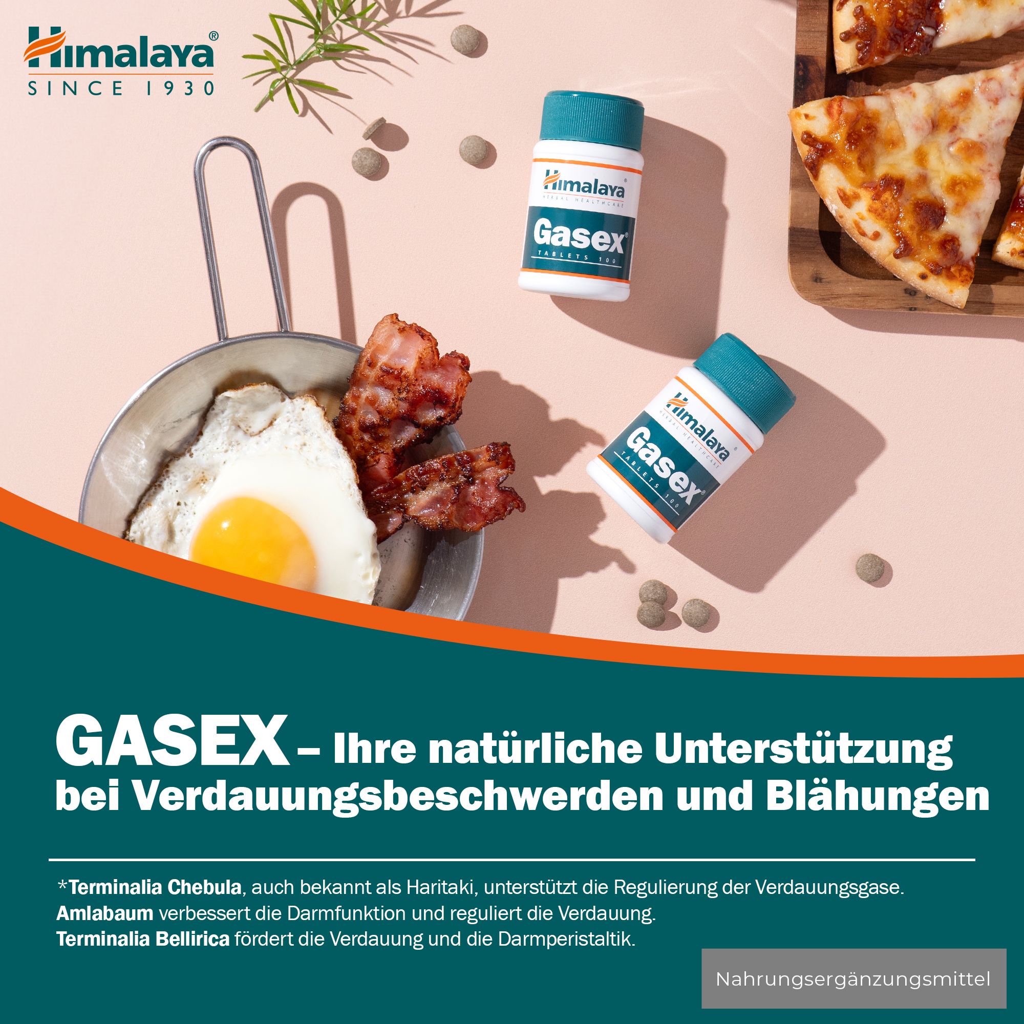 Flaconi di compresse Himalaya Gasex accanto a una colazione con pancetta e uova.