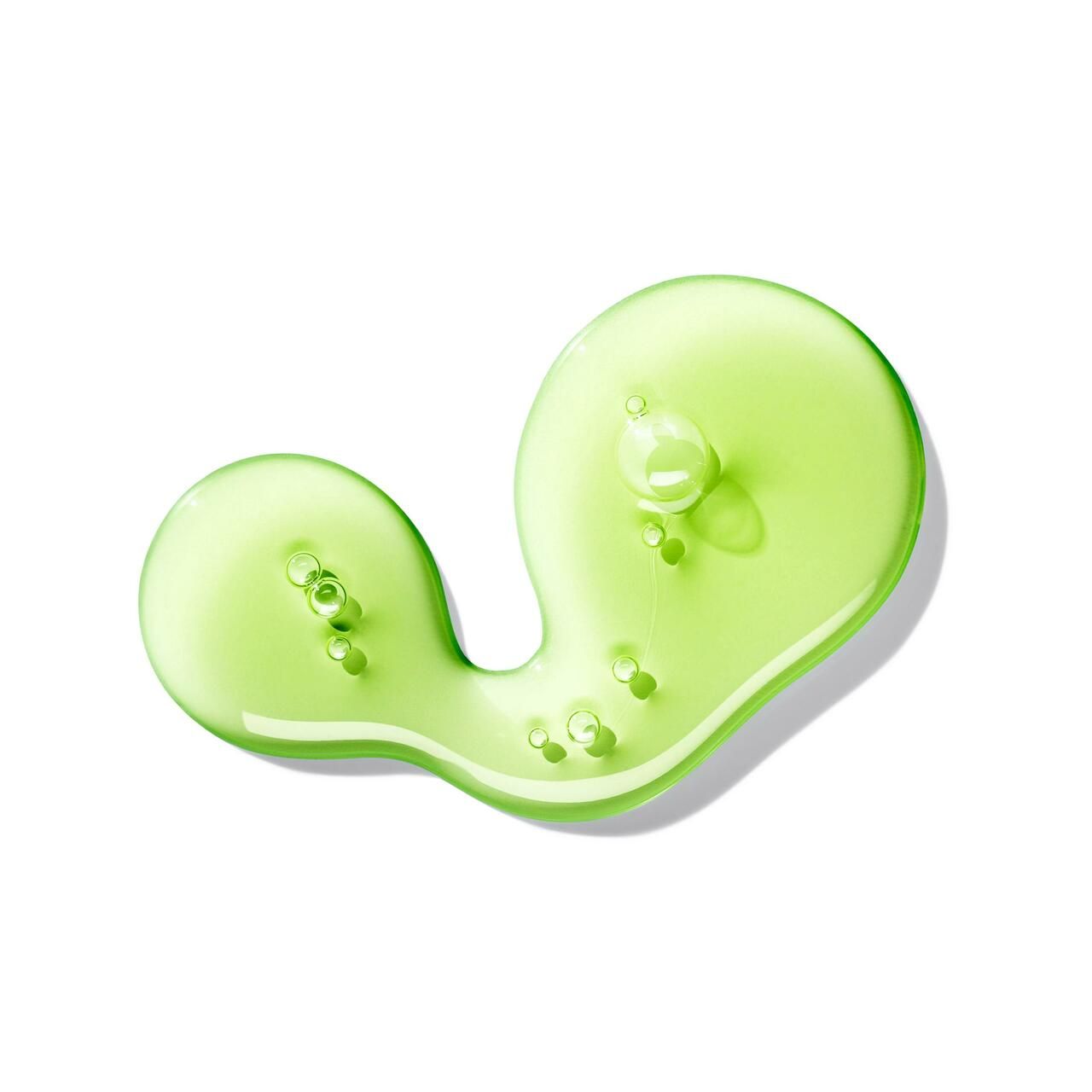 Macchia di sapone liquido verde a forma di goccia. Contiene bolle. Su sfondo bianco.