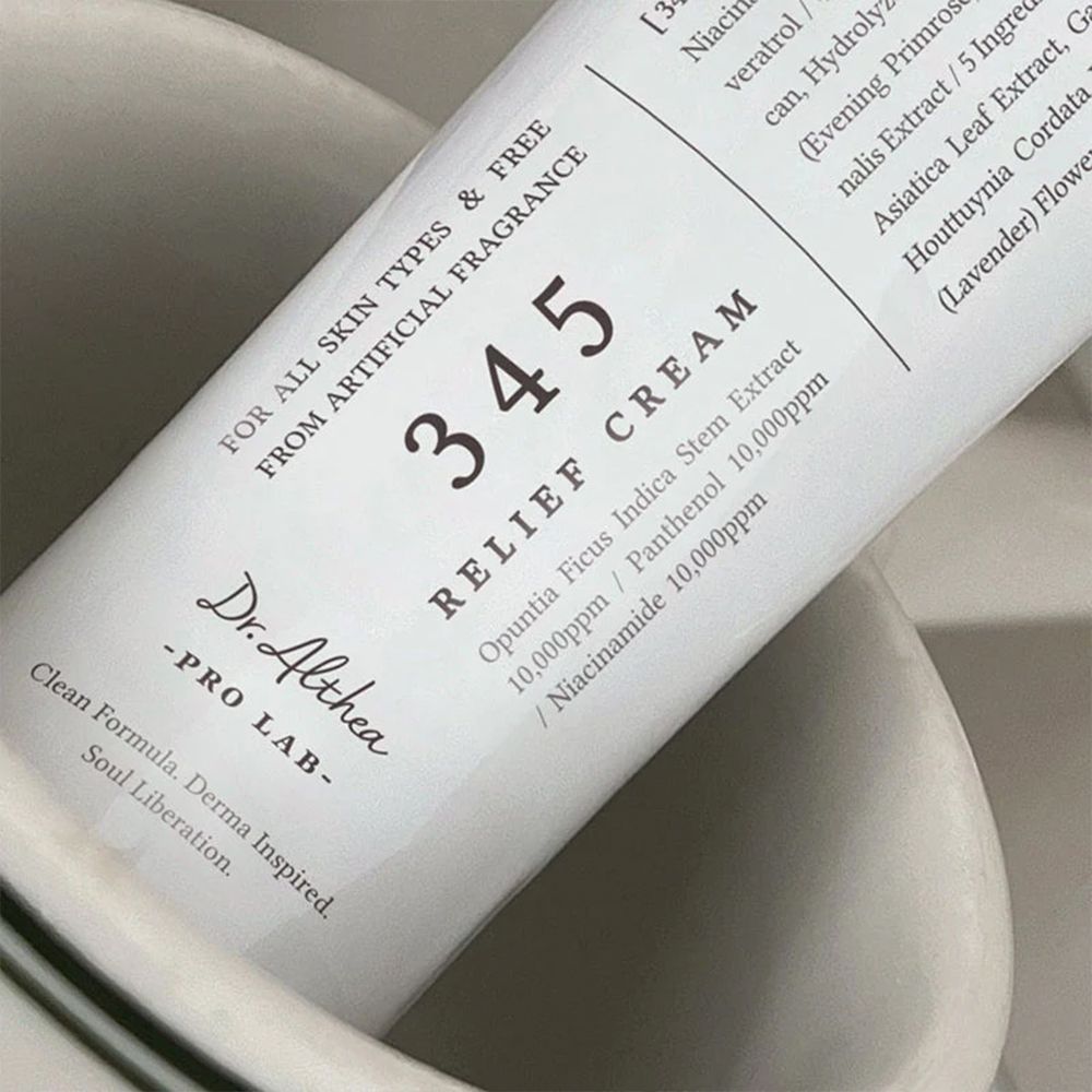 Primo piano di un tubetto di Dr. Althea 345 Relief Cream con gli ingredienti.