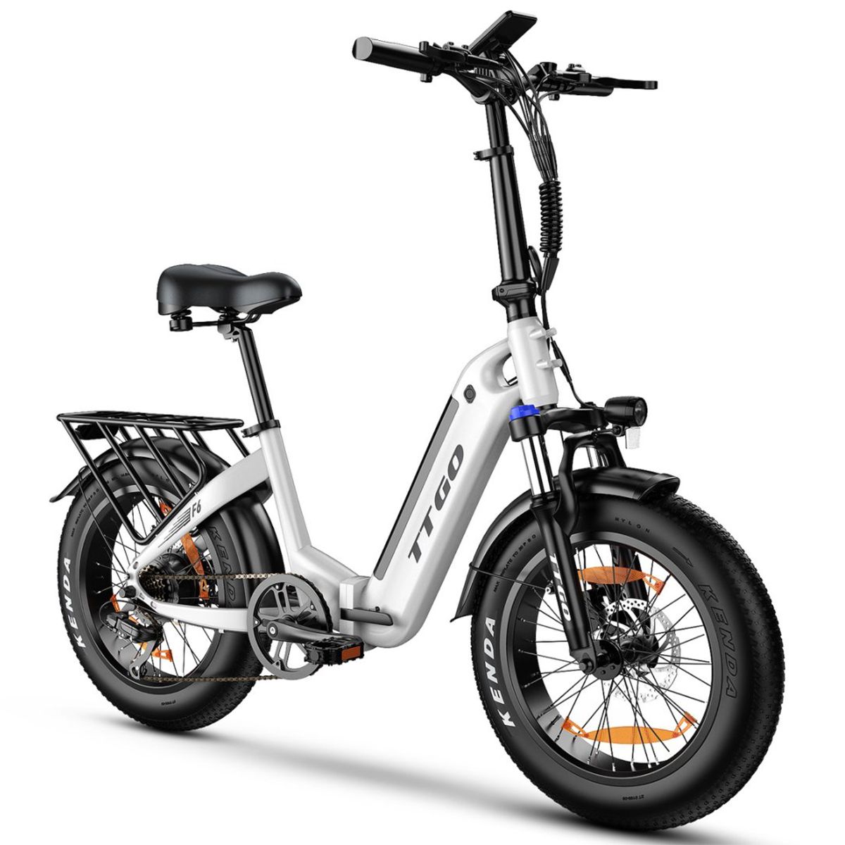 E-bike pieghevole, bianca e nera, con portapacchi. Marchio TTGO. Pneumatici neri con scritta Kenda. Luci anteriori e posteriori.