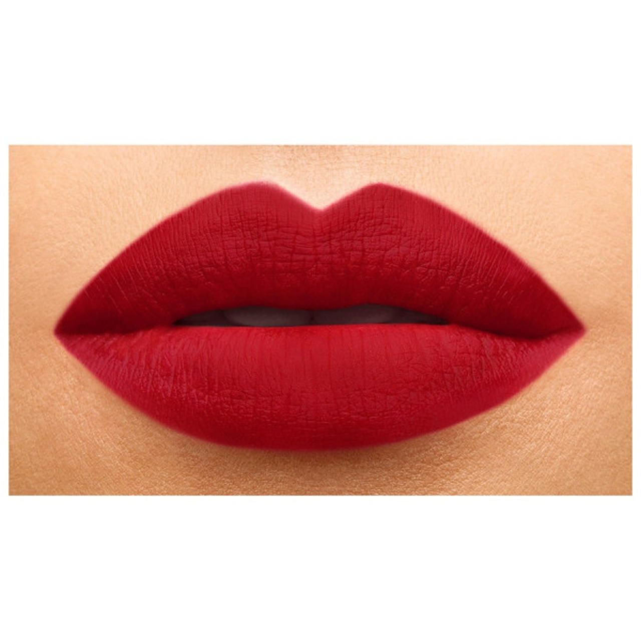 Labbra rosse, primo piano. Tono della pelle. Colore del rossetto.