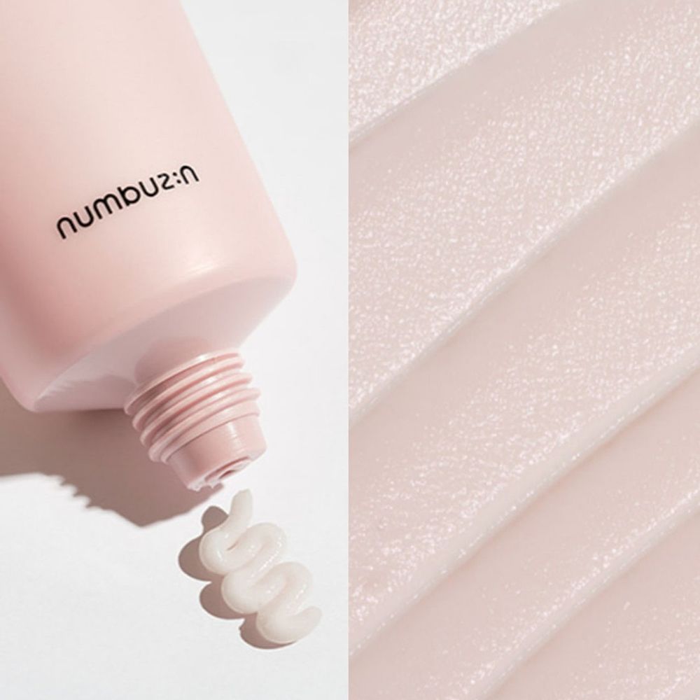 Tubo di crema rosa. La crema viene spremuta. Marchio: numbuz:n. Consistenza della crema.